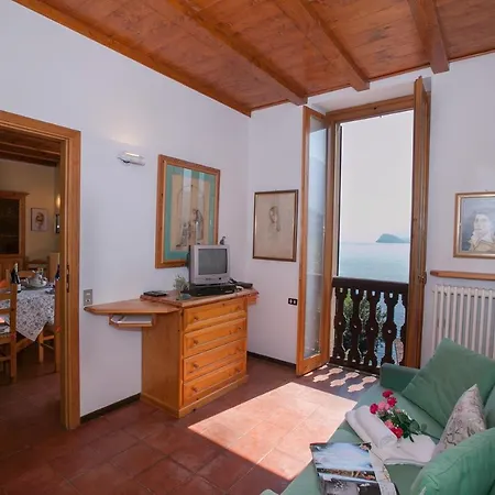 San Siro Sleeps 8 Pool Apartment San Siro (Lombardy)