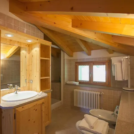 San Siro Sleeps 8 Pool Apartman *