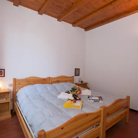 San Siro Sleeps 8 Pool Apartman *